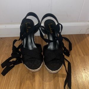 Lulu’s Wrap Up Wedges, Black, Size 8
